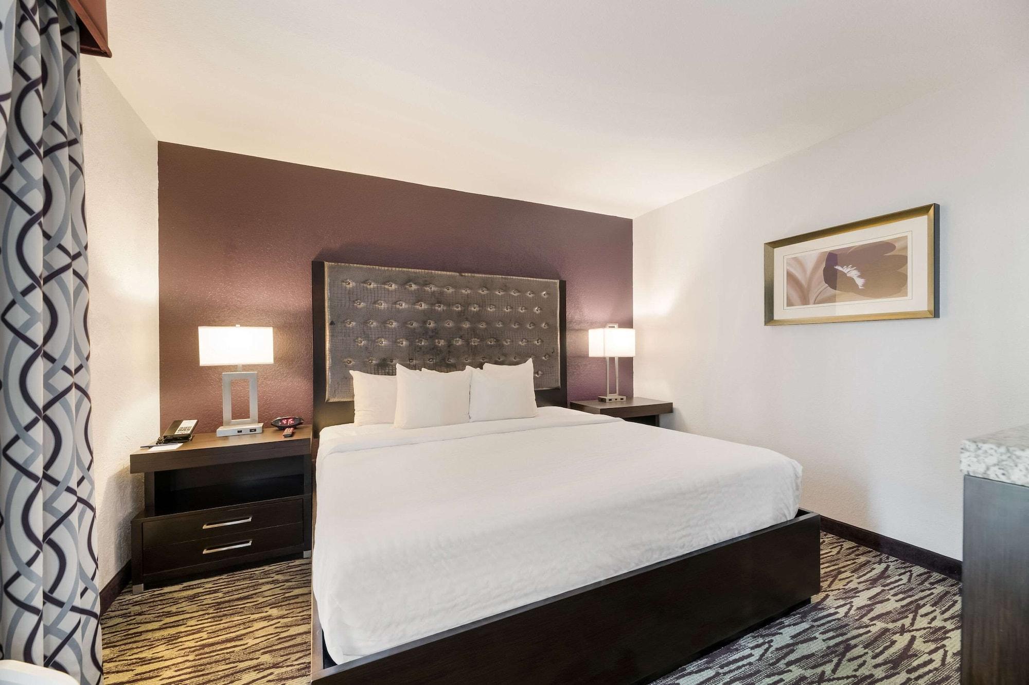 Clarion Inn & Suites Across From Universal Orlando Resort Экстерьер фото