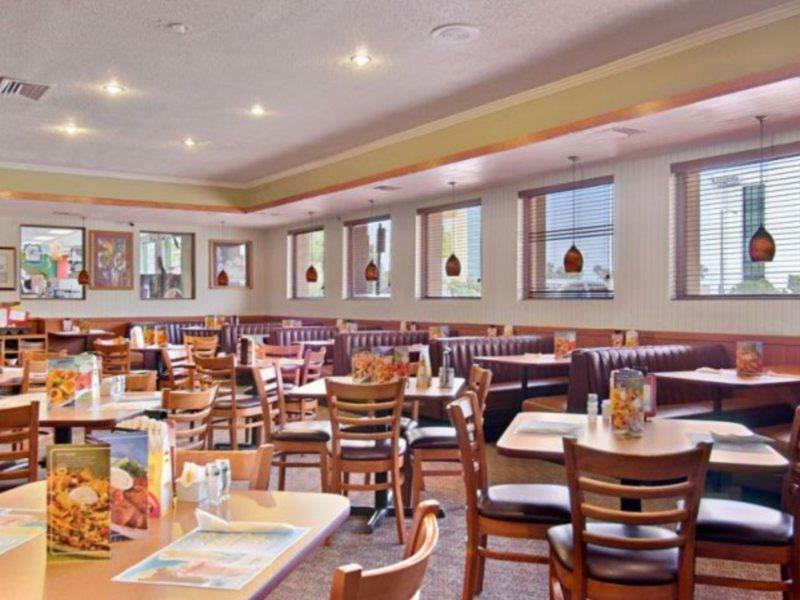 Clarion Inn & Suites Across From Universal Orlando Resort Ресторан фото